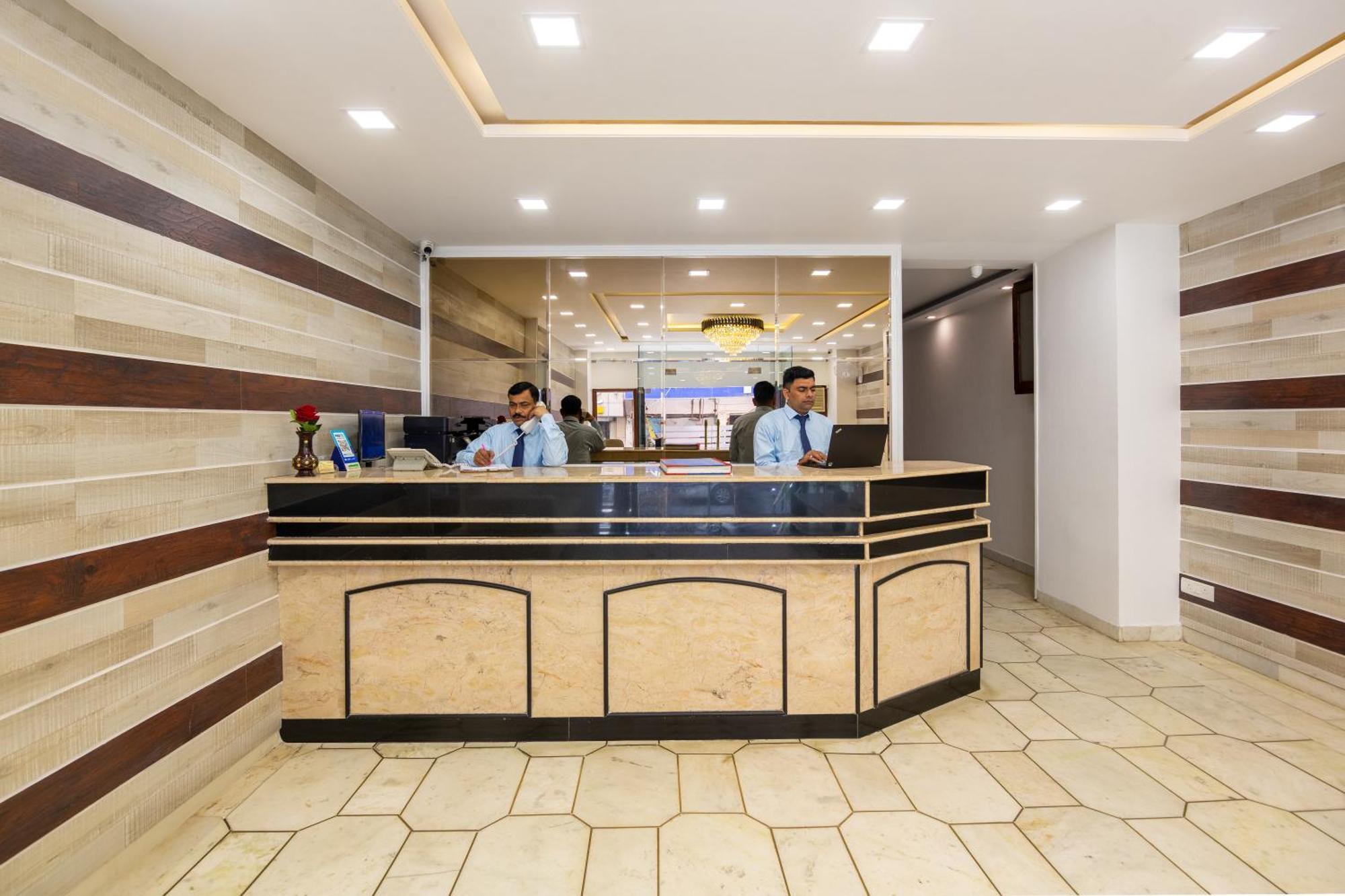 Rahul Palace By Golden Tree Near Metro Station And Ajmal Khan Market Nuova Delhi Esterno foto