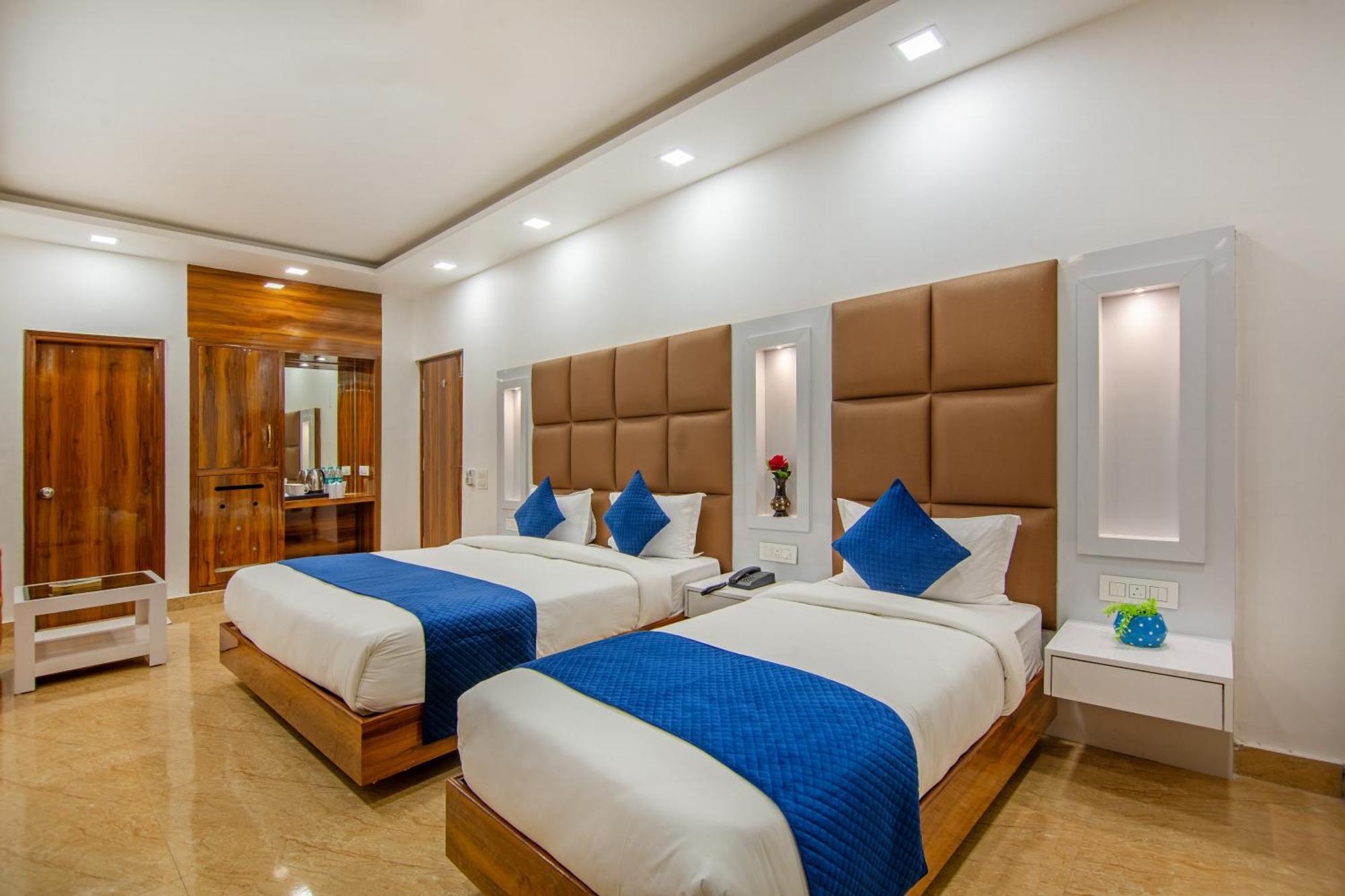 Rahul Palace By Golden Tree Near Metro Station And Ajmal Khan Market Nuova Delhi Esterno foto