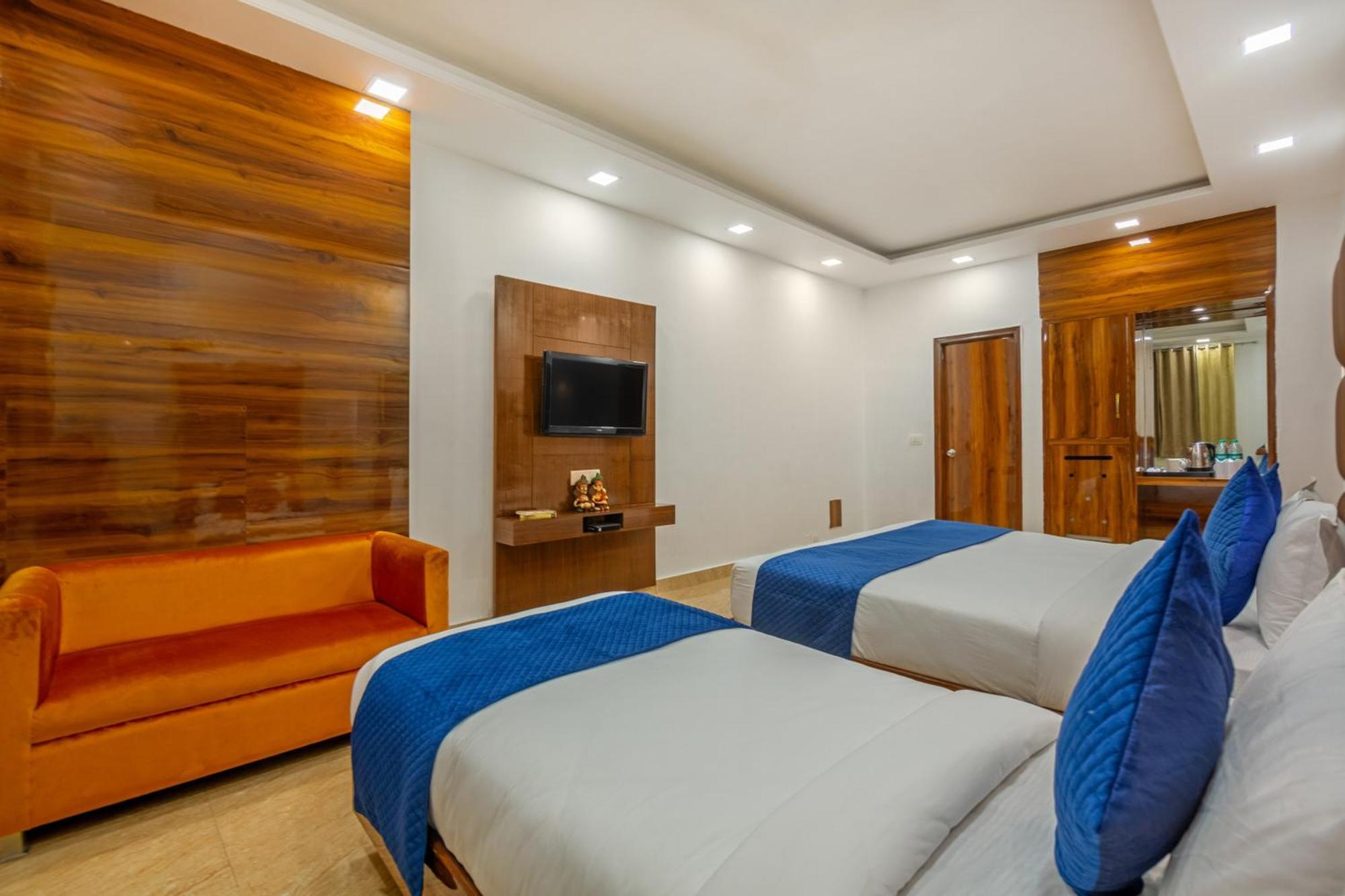 Rahul Palace By Golden Tree Near Metro Station And Ajmal Khan Market Nuova Delhi Esterno foto