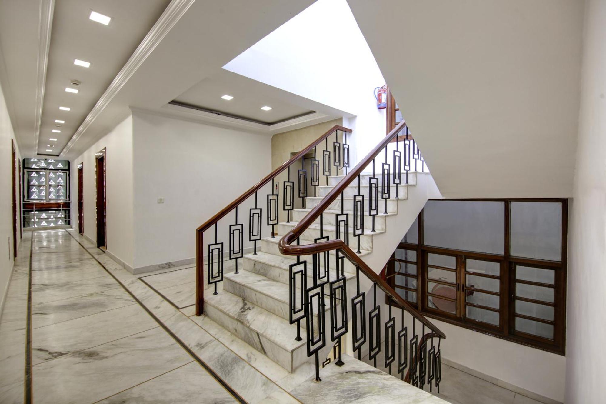 Rahul Palace By Golden Tree Near Metro Station And Ajmal Khan Market Nuova Delhi Esterno foto