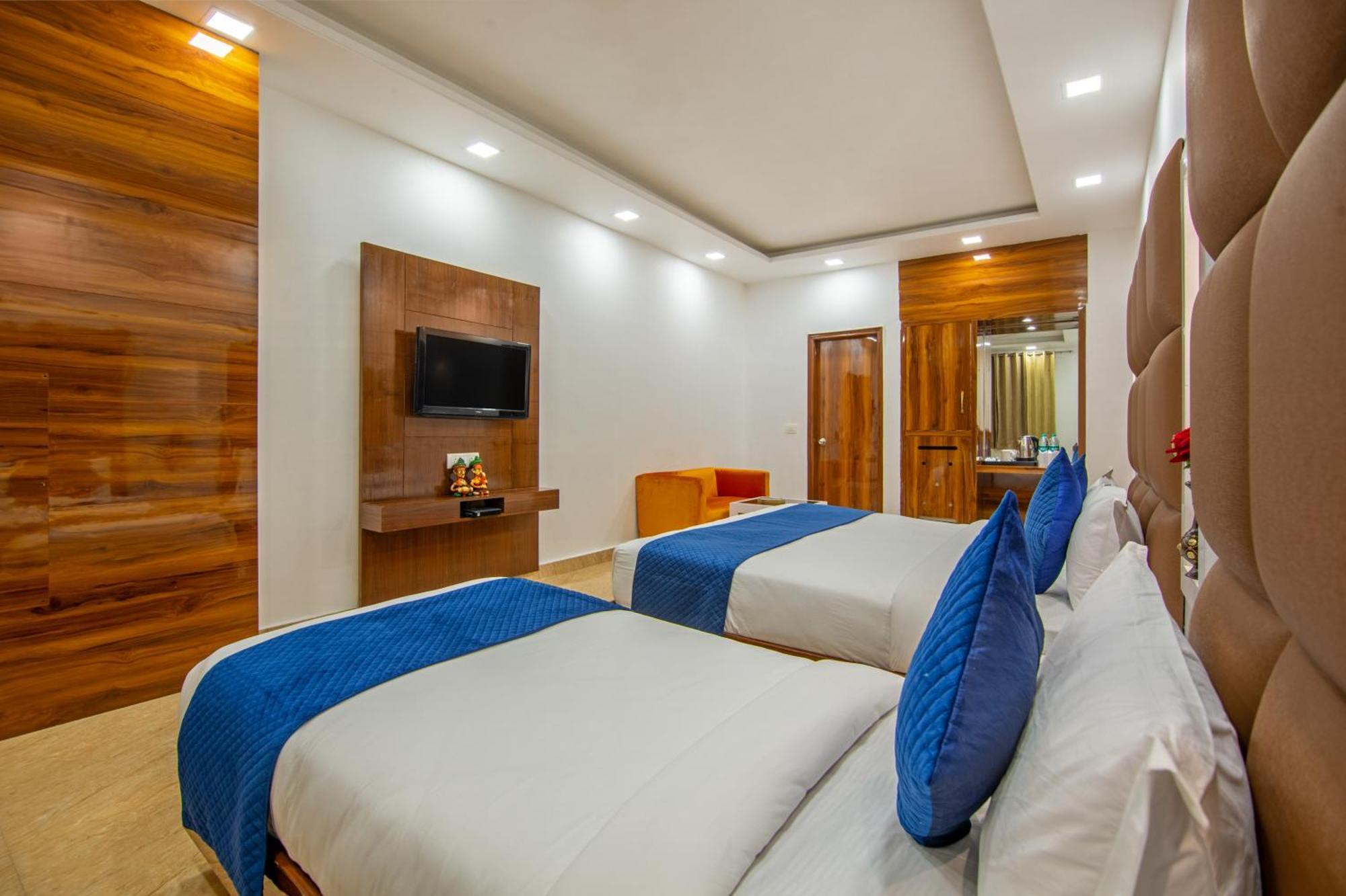 Rahul Palace By Golden Tree Near Metro Station And Ajmal Khan Market Nuova Delhi Esterno foto