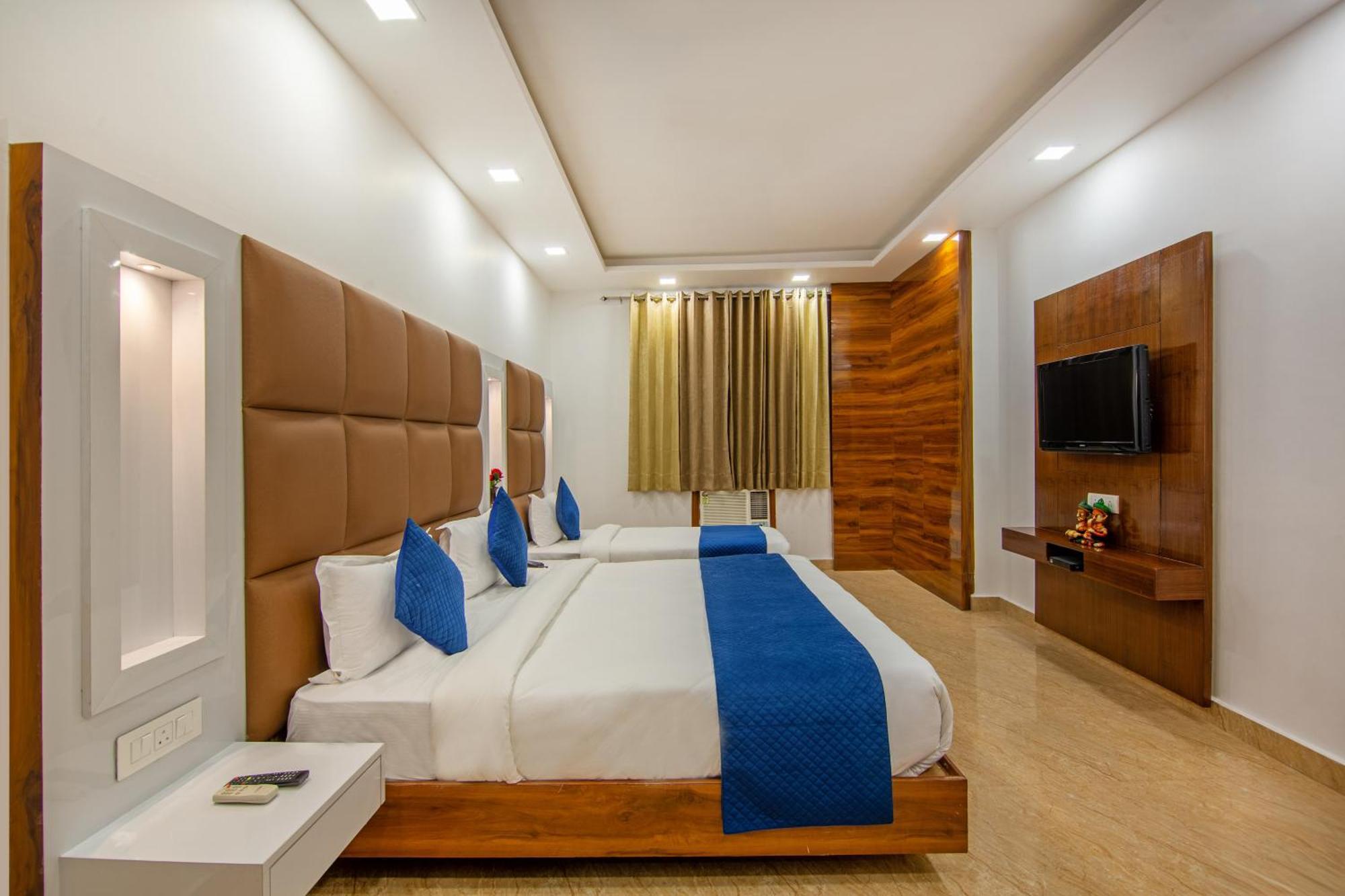 Rahul Palace By Golden Tree Near Metro Station And Ajmal Khan Market Nuova Delhi Esterno foto