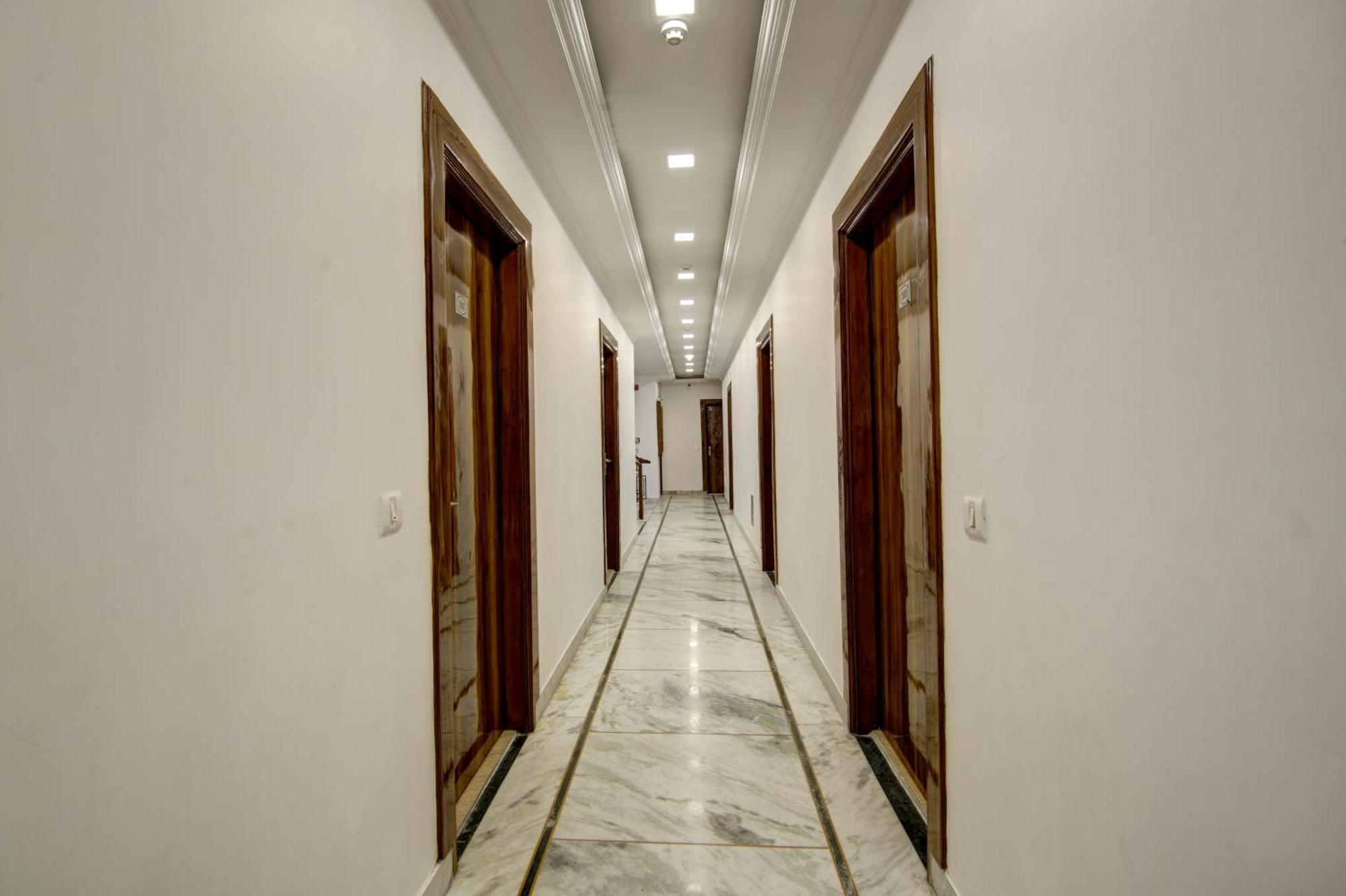Rahul Palace By Golden Tree Near Metro Station And Ajmal Khan Market Nuova Delhi Esterno foto