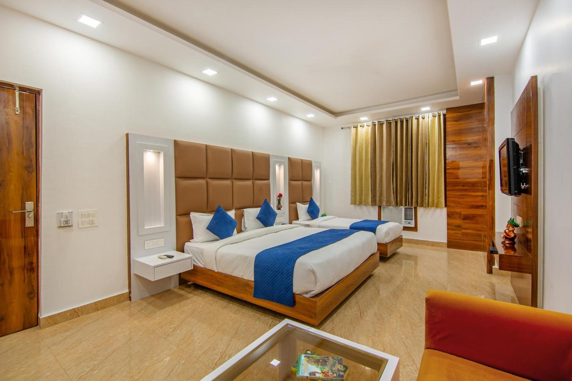 Rahul Palace By Golden Tree Near Metro Station And Ajmal Khan Market Nuova Delhi Esterno foto