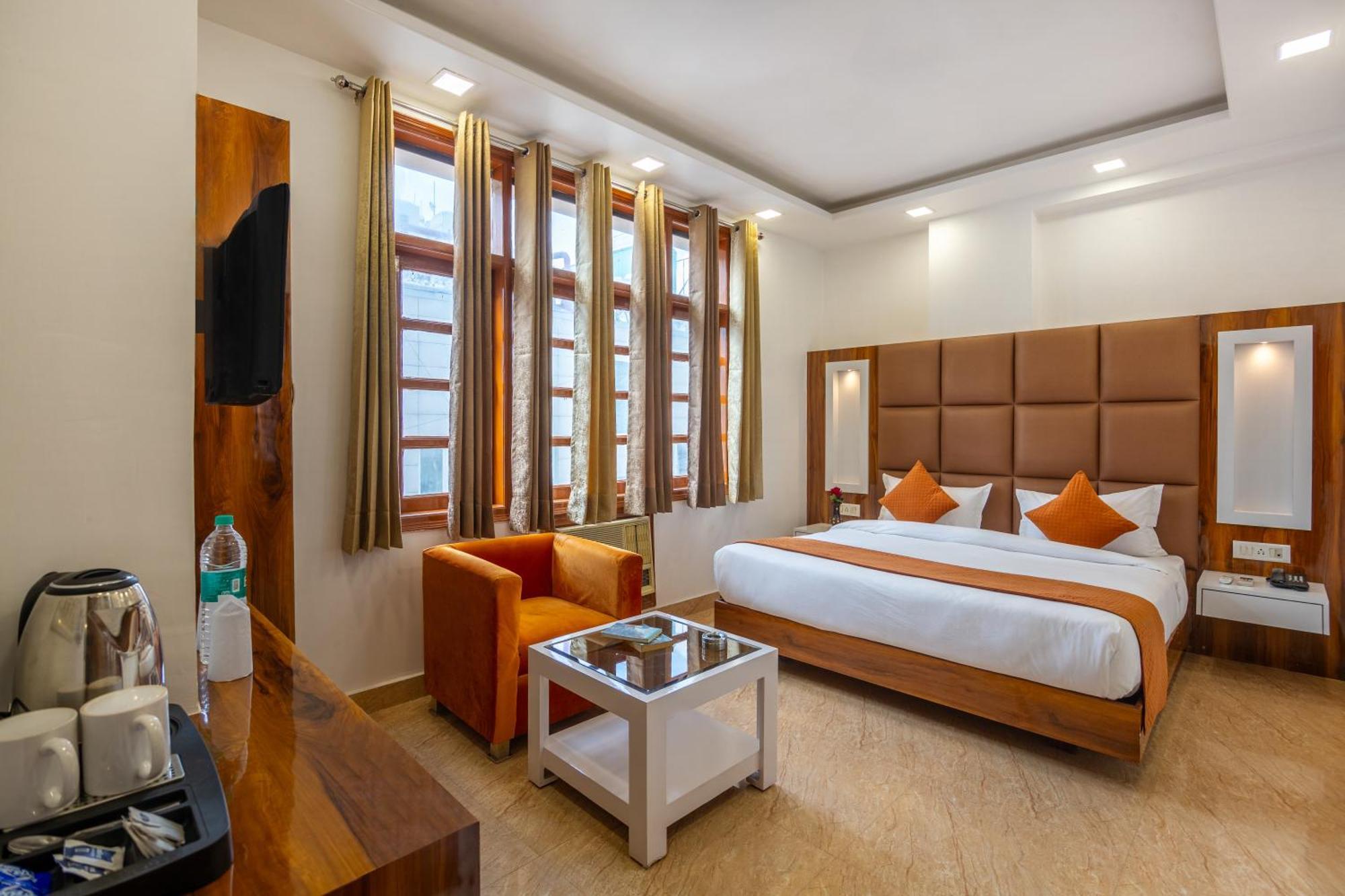 Rahul Palace By Golden Tree Near Metro Station And Ajmal Khan Market Nuova Delhi Esterno foto