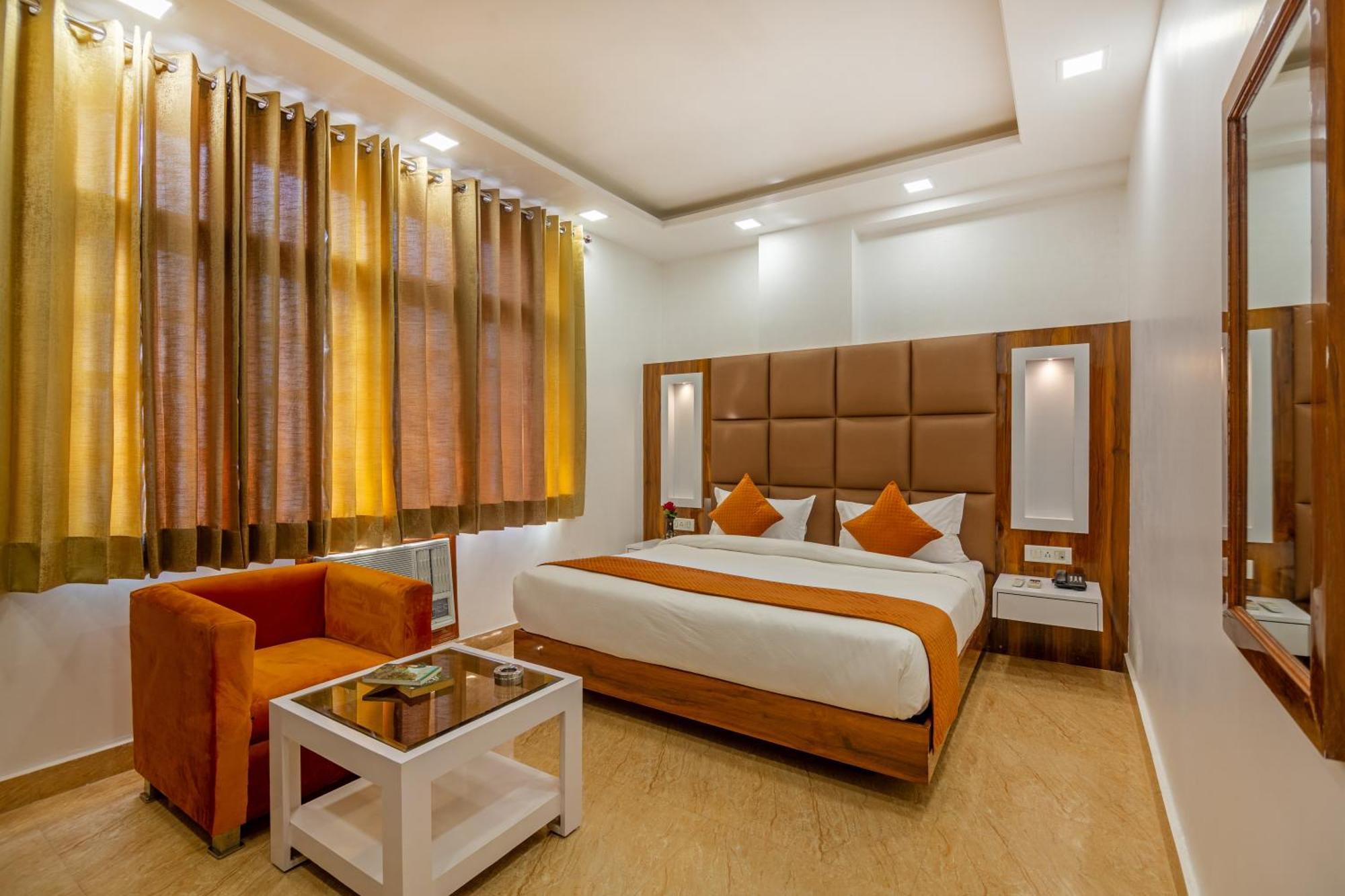 Rahul Palace By Golden Tree Near Metro Station And Ajmal Khan Market Nuova Delhi Esterno foto
