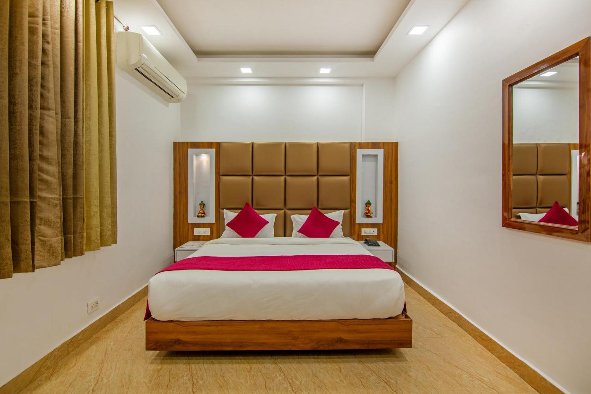 Rahul Palace By Golden Tree Near Metro Station And Ajmal Khan Market Nuova Delhi Esterno foto