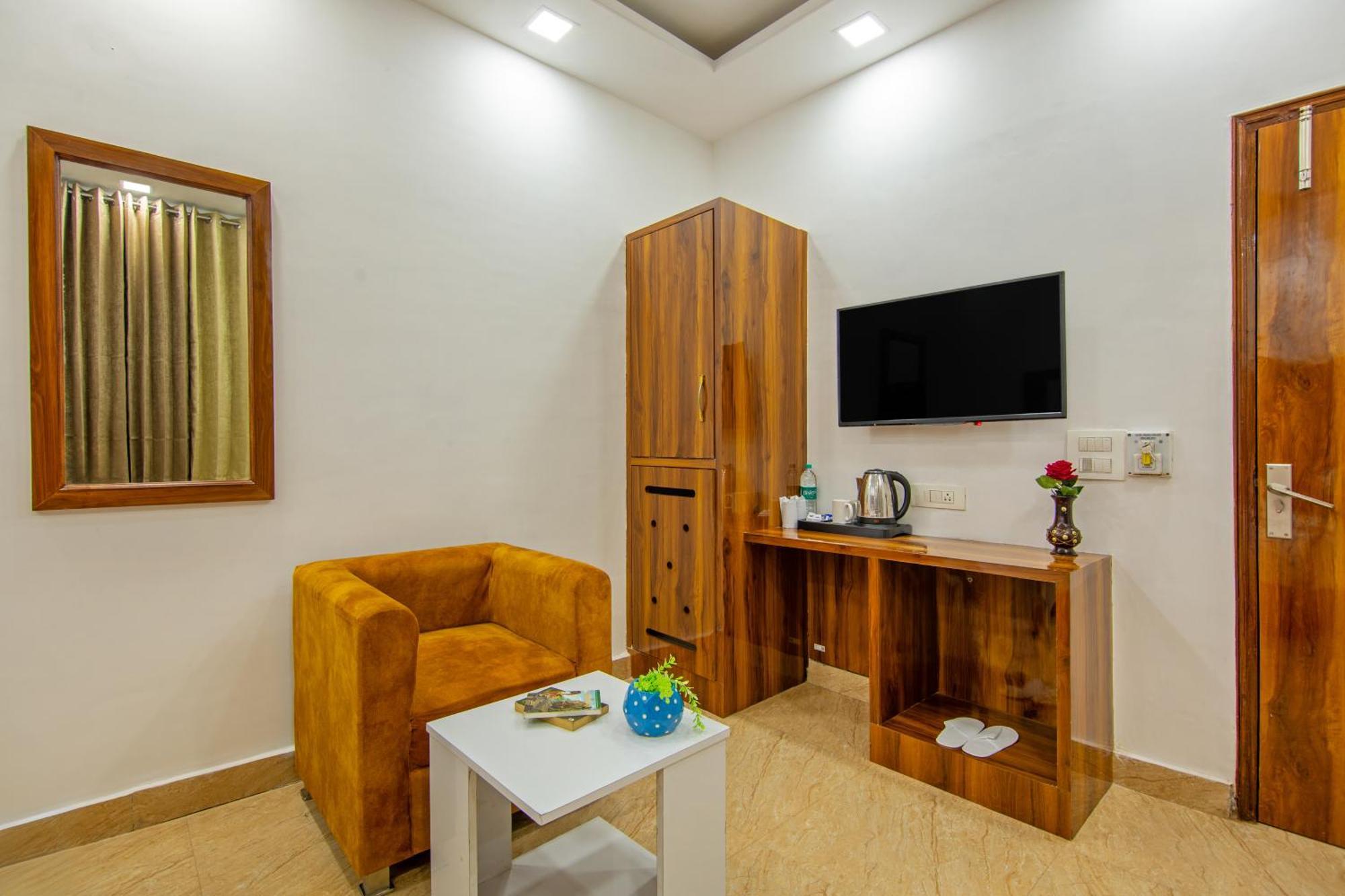 Rahul Palace By Golden Tree Near Metro Station And Ajmal Khan Market Nuova Delhi Esterno foto