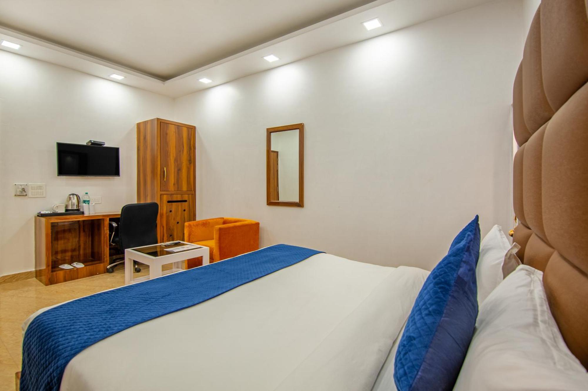 Rahul Palace By Golden Tree Near Metro Station And Ajmal Khan Market Nuova Delhi Esterno foto