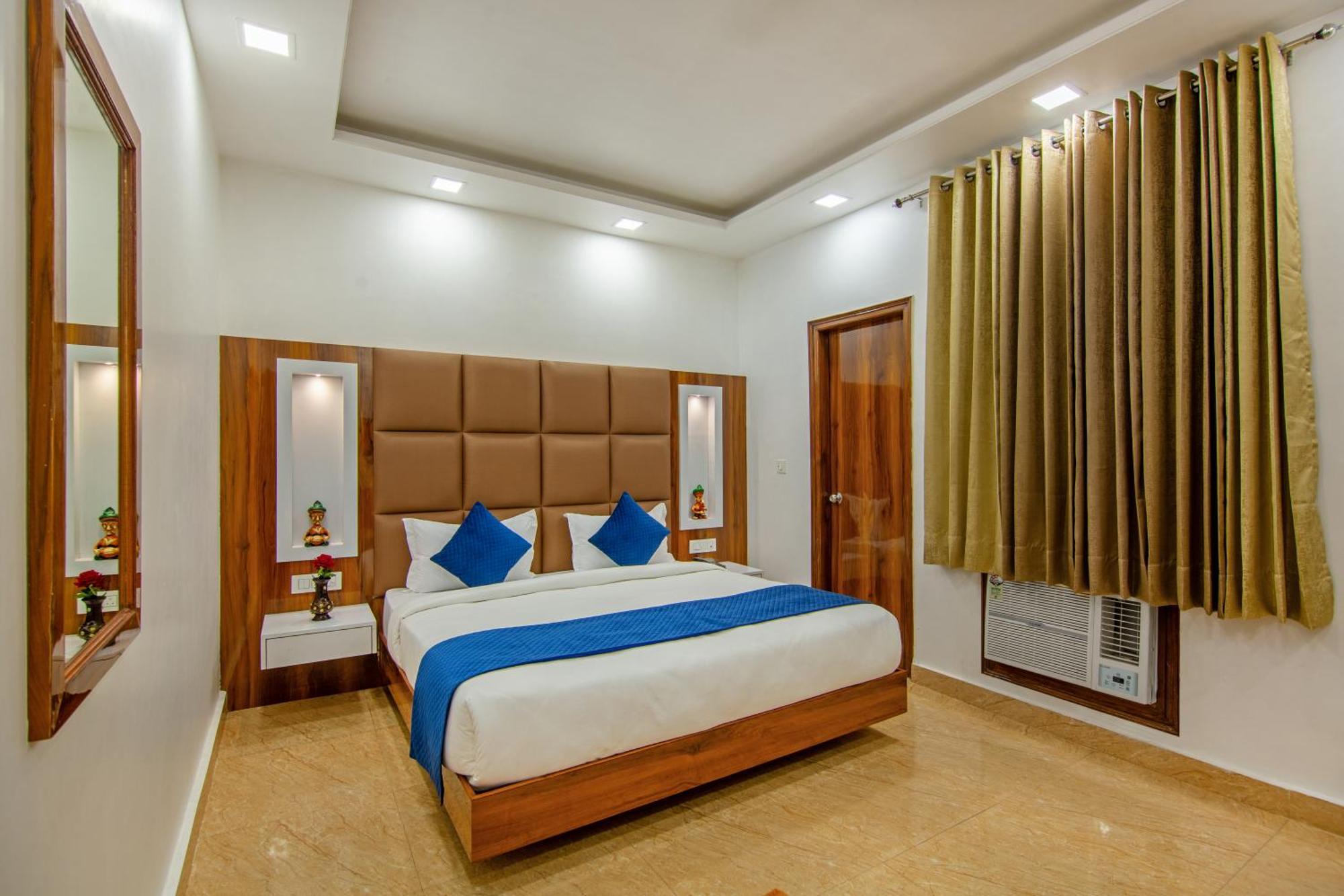 Rahul Palace By Golden Tree Near Metro Station And Ajmal Khan Market Nuova Delhi Esterno foto