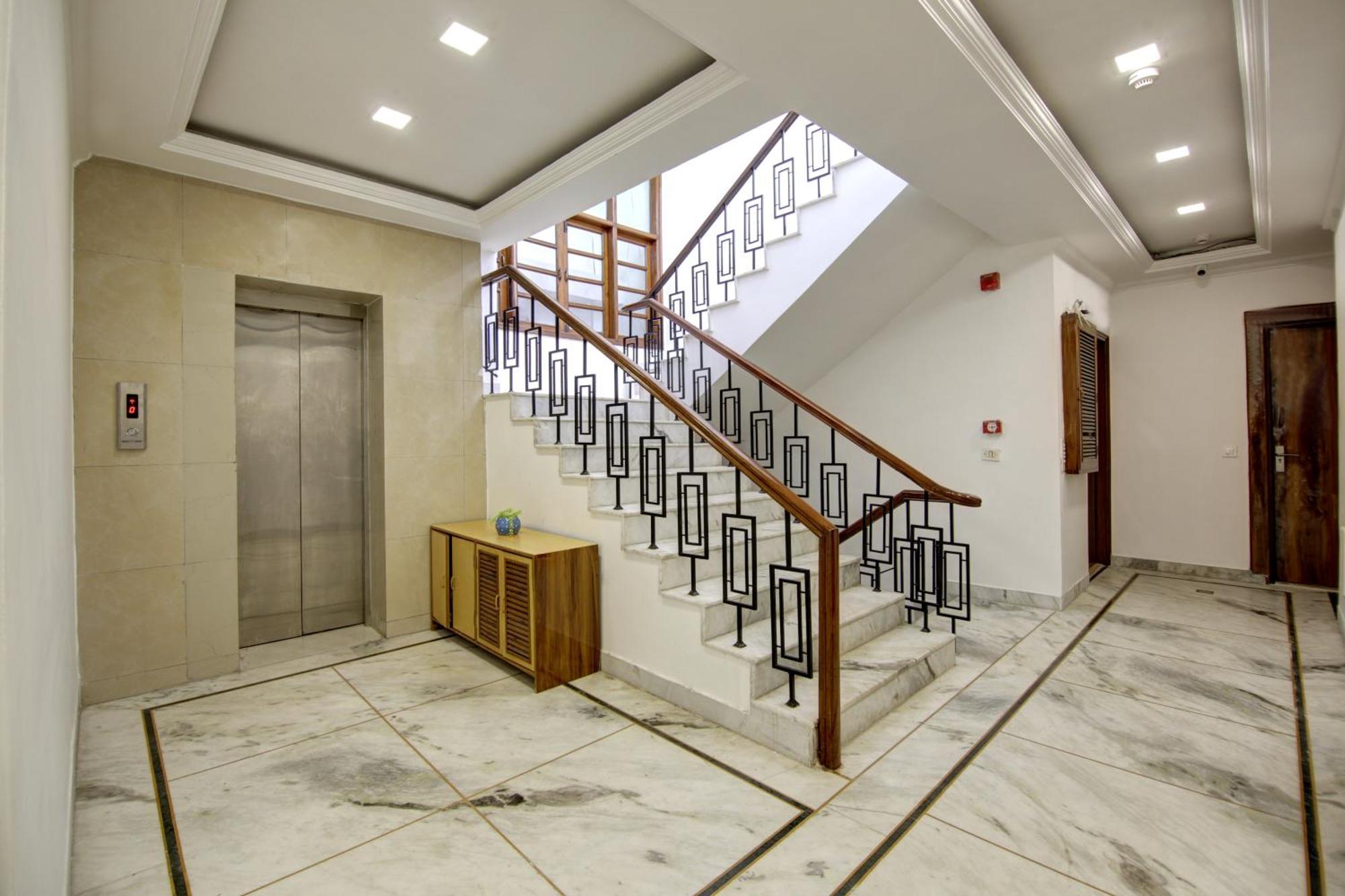 Rahul Palace By Golden Tree Near Metro Station And Ajmal Khan Market Nuova Delhi Esterno foto