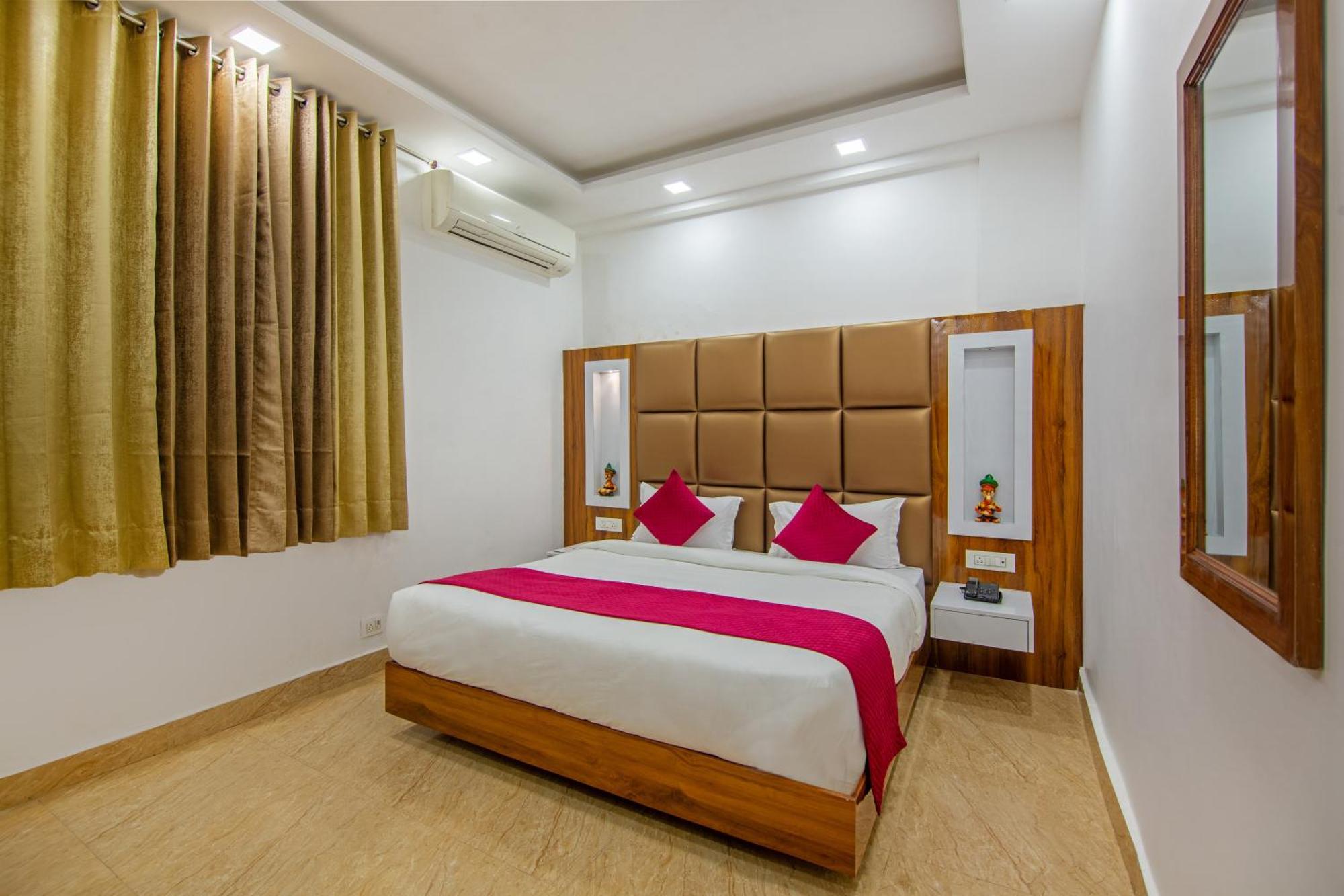 Rahul Palace By Golden Tree Near Metro Station And Ajmal Khan Market Nuova Delhi Esterno foto