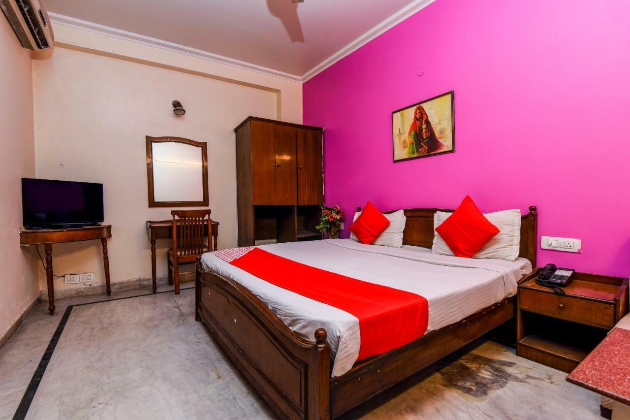 Rahul Palace By Golden Tree Near Metro Station And Ajmal Khan Market Nuova Delhi Esterno foto
