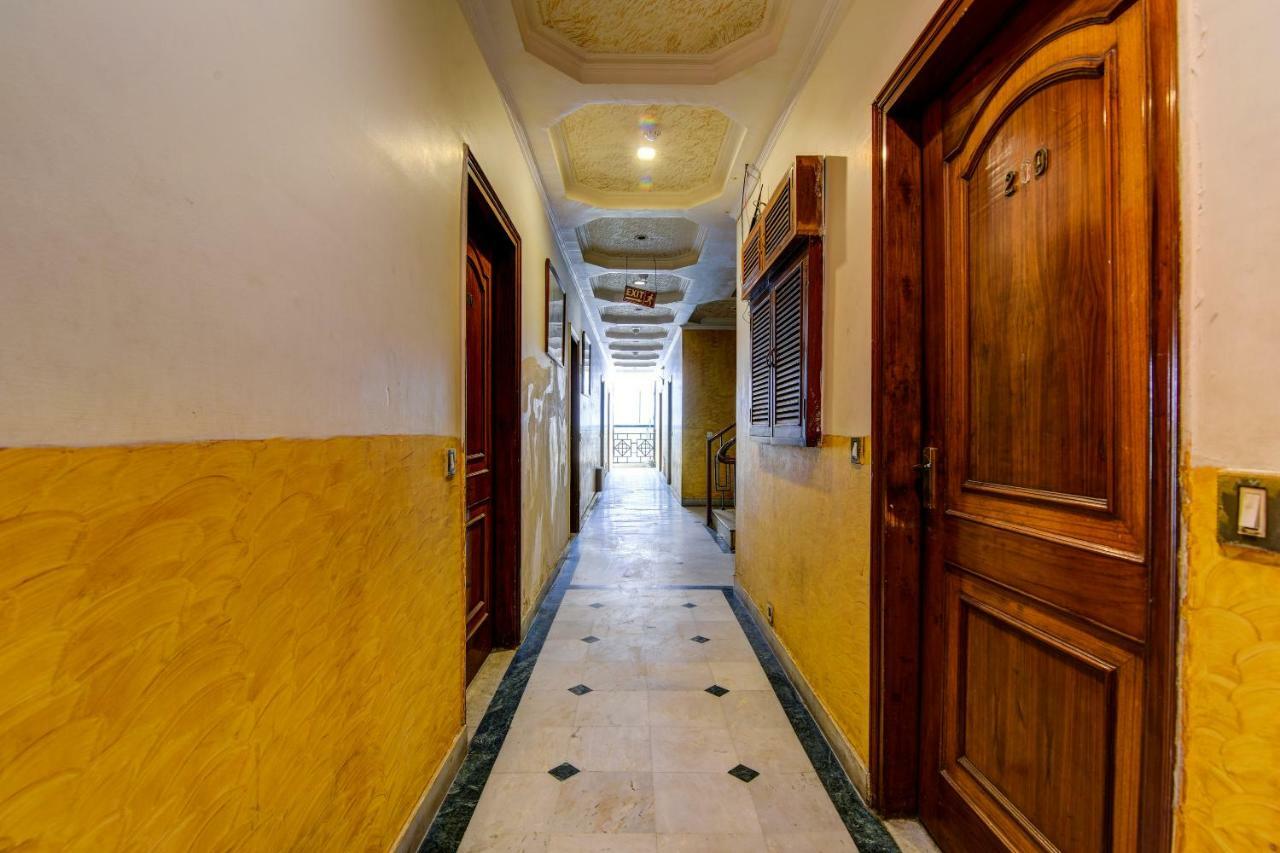 Rahul Palace By Golden Tree Near Metro Station And Ajmal Khan Market Nuova Delhi Esterno foto