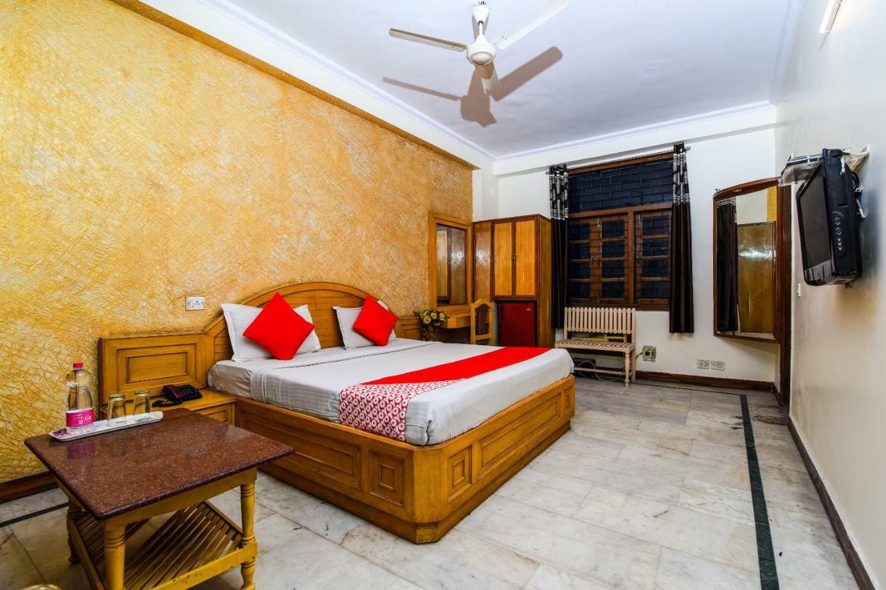 Rahul Palace By Golden Tree Near Metro Station And Ajmal Khan Market Nuova Delhi Esterno foto