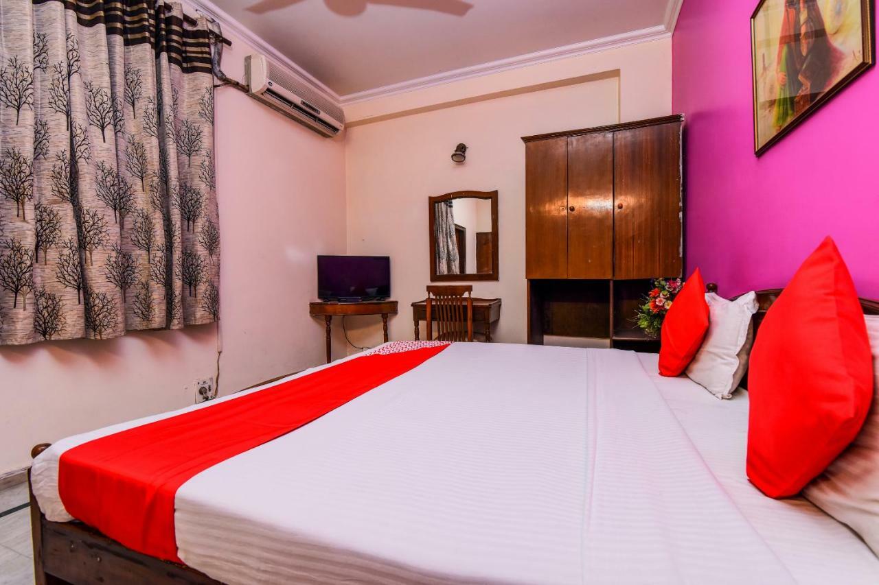 Rahul Palace By Golden Tree Near Metro Station And Ajmal Khan Market Nuova Delhi Esterno foto