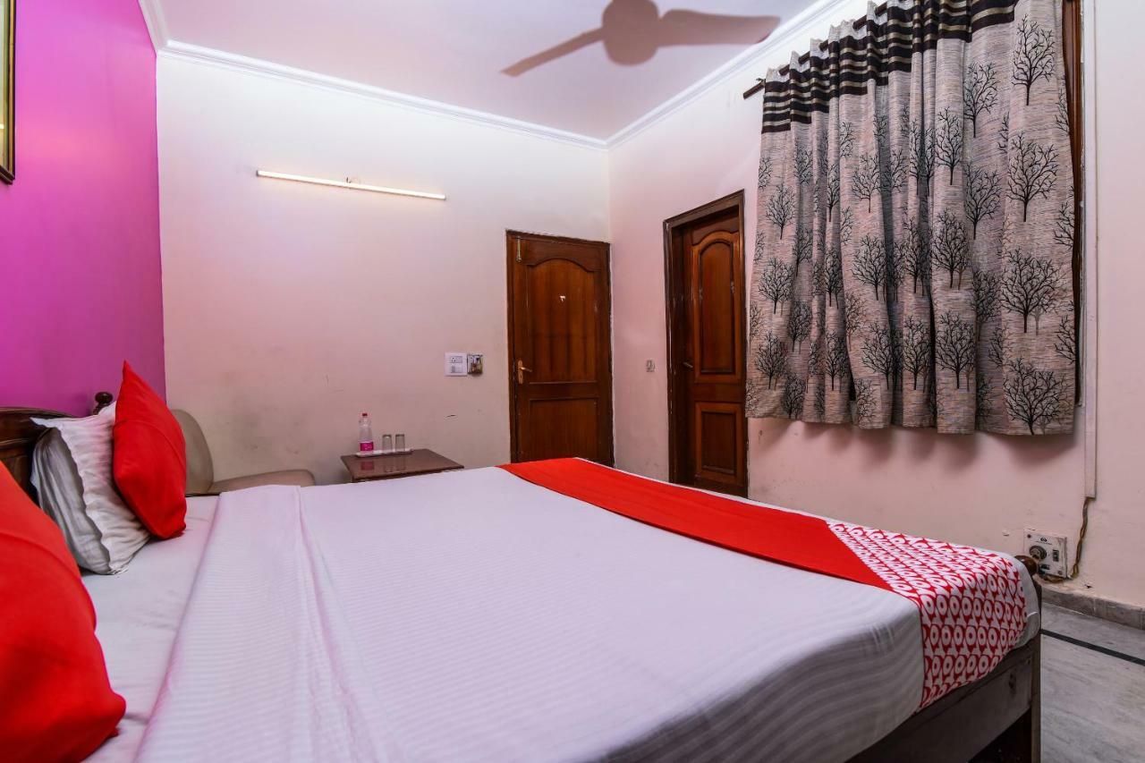 Rahul Palace By Golden Tree Near Metro Station And Ajmal Khan Market Nuova Delhi Esterno foto