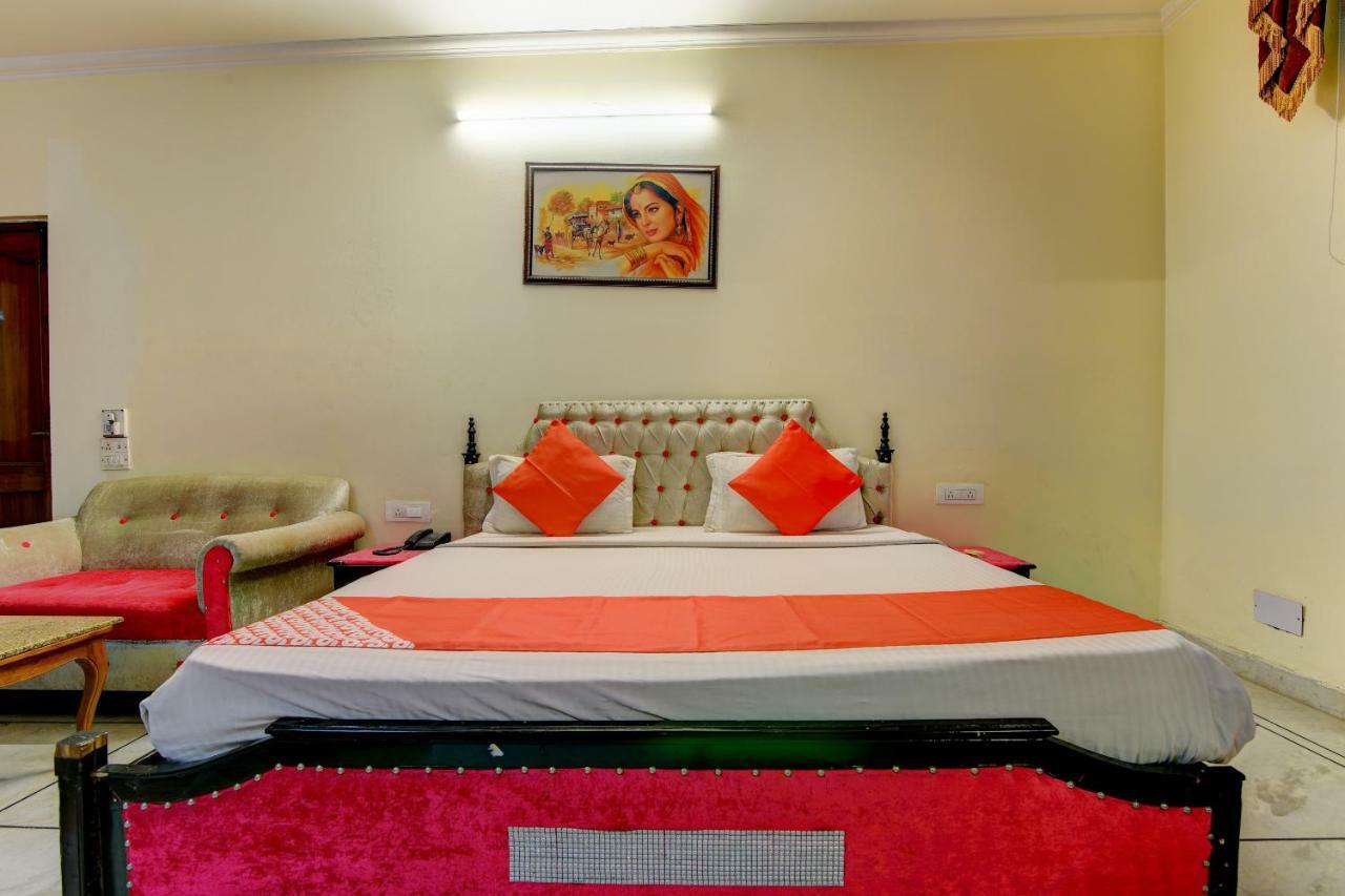 Rahul Palace By Golden Tree Near Metro Station And Ajmal Khan Market Nuova Delhi Esterno foto