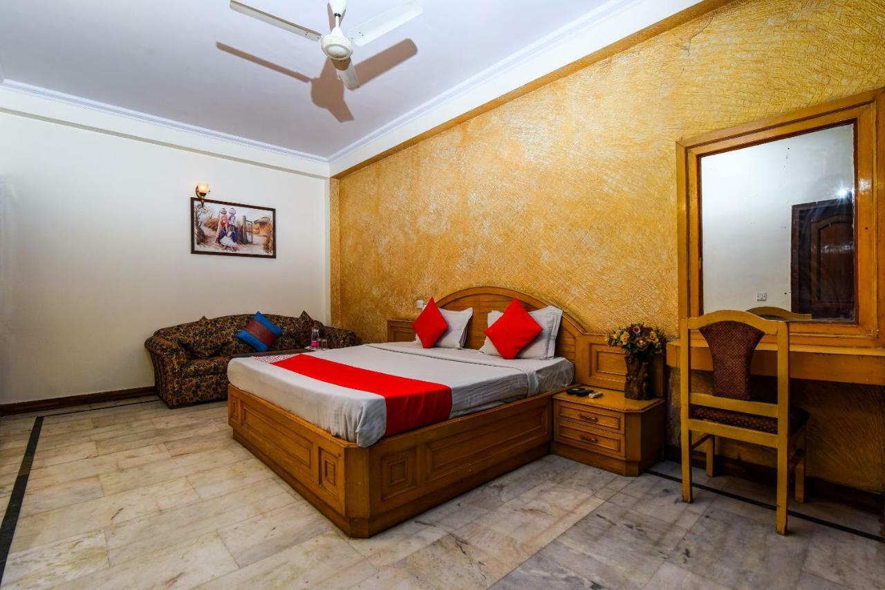 Rahul Palace By Golden Tree Near Metro Station And Ajmal Khan Market Nuova Delhi Esterno foto