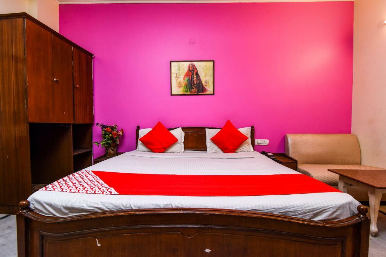 Rahul Palace By Golden Tree Near Metro Station And Ajmal Khan Market Nuova Delhi Esterno foto