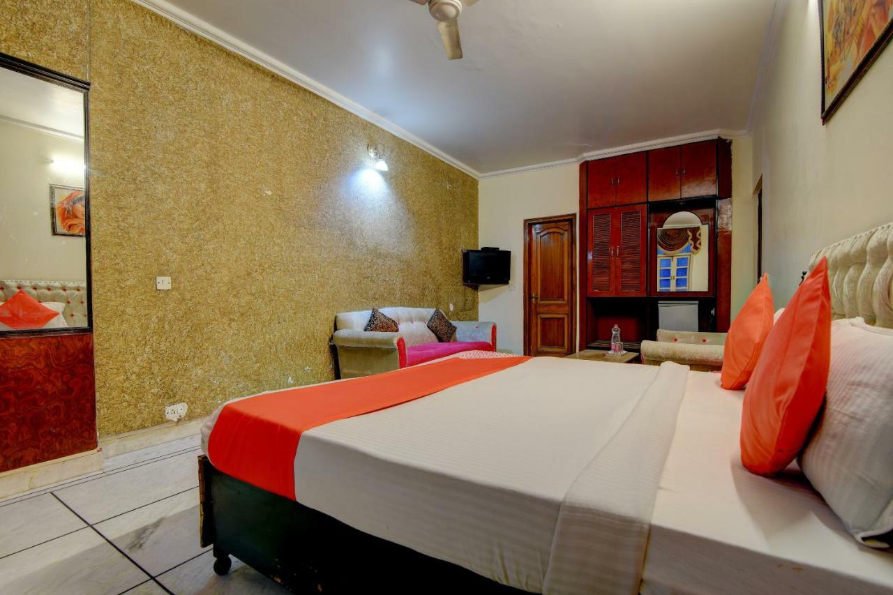 Rahul Palace By Golden Tree Near Metro Station And Ajmal Khan Market Nuova Delhi Esterno foto