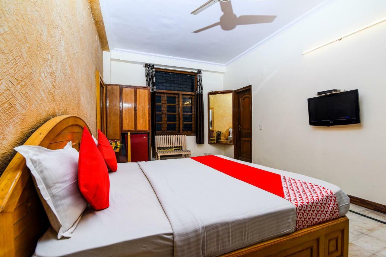 Rahul Palace By Golden Tree Near Metro Station And Ajmal Khan Market Nuova Delhi Esterno foto