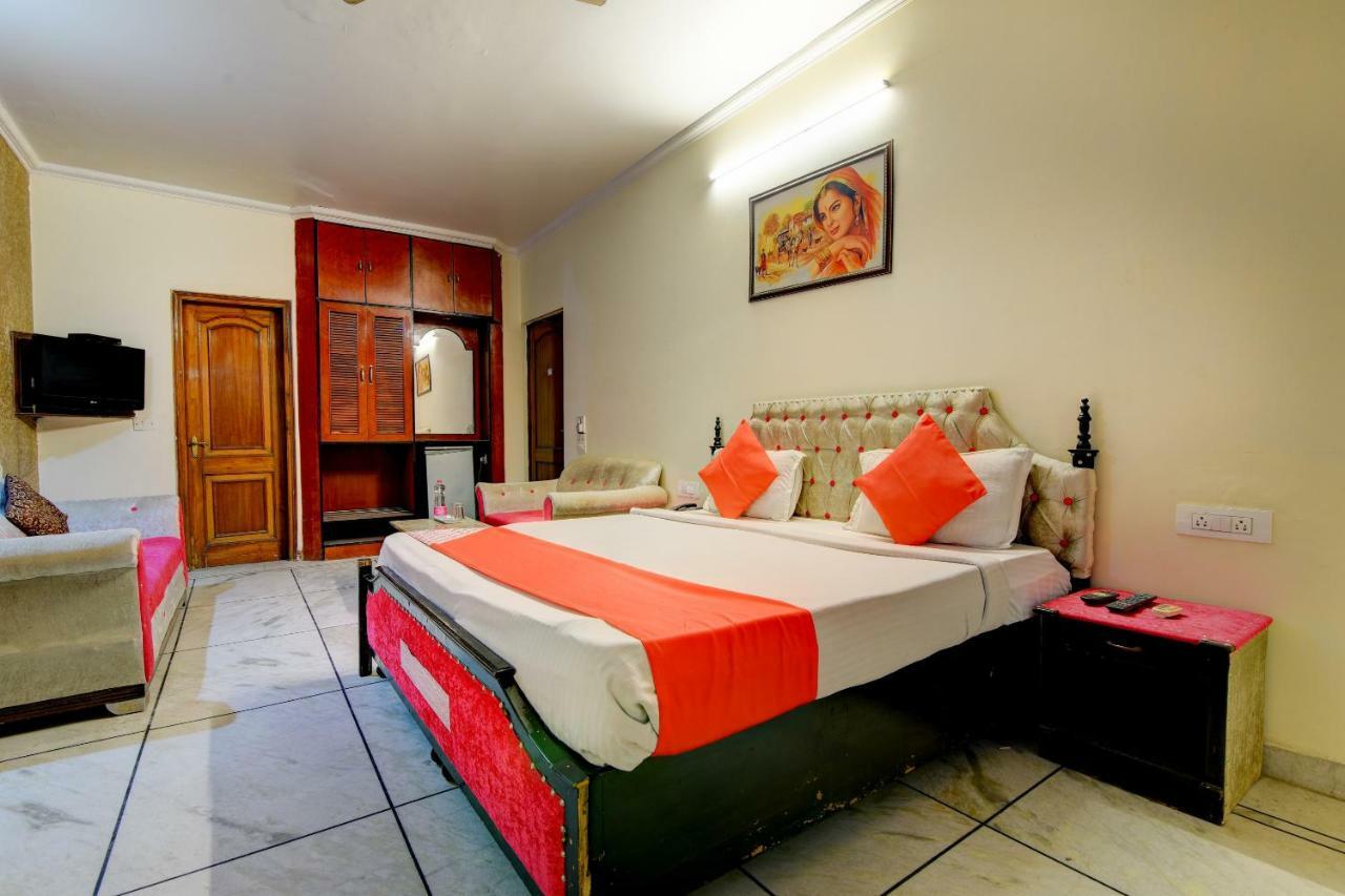 Rahul Palace By Golden Tree Near Metro Station And Ajmal Khan Market Nuova Delhi Esterno foto